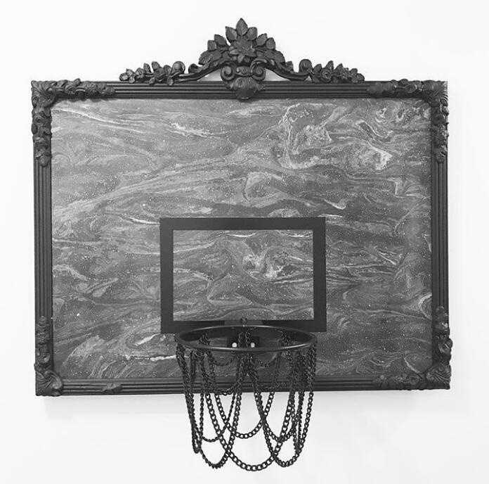 篮板之上:当篮球撞破传统边界,谁还忍心投篮 篮筐的固定处被精心装饰,仿佛镶上了一枚宝石戒指,细致的做工让这个原本粗犷的运动器材多了几分精致与高贵的气息。