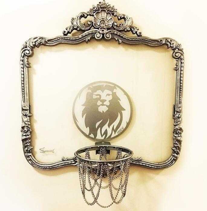 篮板之上:当篮球撞破传统边界,谁还忍心投篮 从篮板侧面看去,透明的材质让篮筐仿佛悬浮在空中,背景是模糊的绿树与天空,构成一幅动静结合的运动画卷。