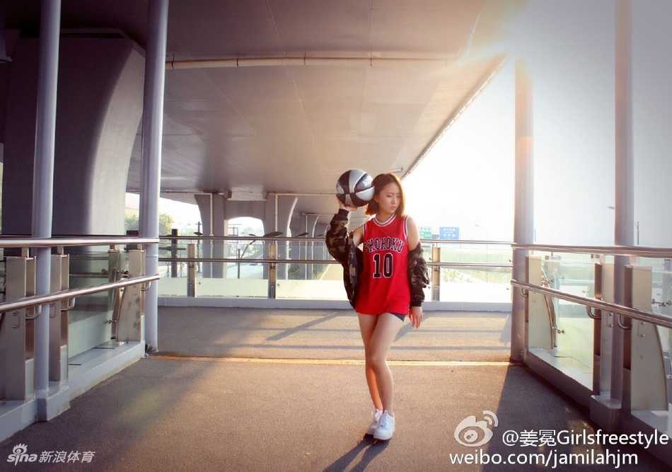 篮球与玫瑰:花式女孩姜冕的另类绽放 姜冕眼神专注地盯着指尖旋转的篮球,仿佛整个世界都静止在这一刻,粉色的篮球在她手中如同有了生命。