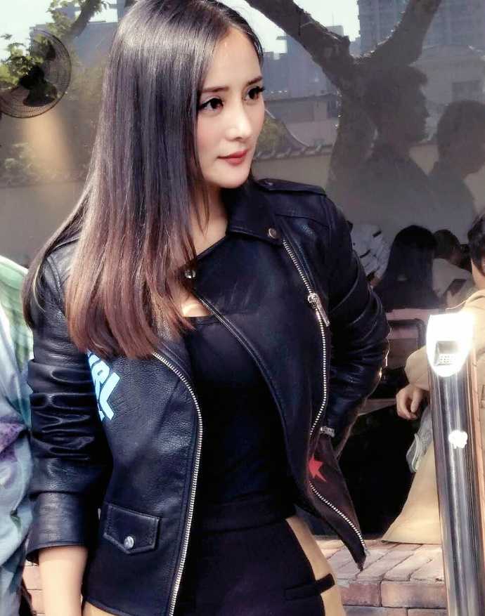 篮球宝贝与其他队员合影，出众气质让她在人群中格外显眼