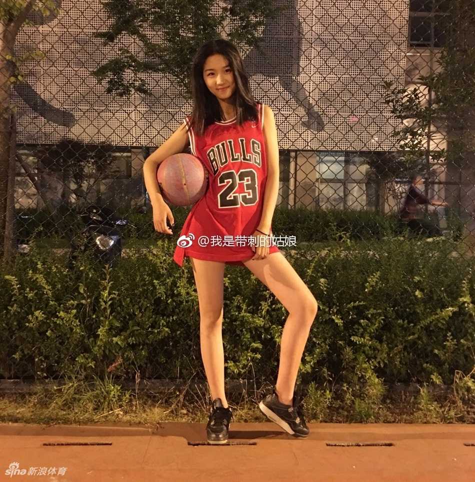 篮球场上的带刺玫瑰:她是甜美与野性的完美结合 她轻咬嘴唇看向镜头,眼神中带着一丝俏皮的挑衅,仿佛在问球场上的你,敢不敢来一决高下