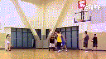 篮球场上的甜辣精灵:台湾“洗菜”用精准三分球书写热血篇章 洗菜在球场上眼神专注,轻盈跳起,出手的篮球在空中划过一道自信的彩虹弧线