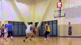 篮球场上的甜辣精灵:台湾“洗菜”用精准三分球书写热血篇章 洗菜在球场边露出阳光般的笑容,抱起篮球轻轻一拍,准备进行下一次投篮练习