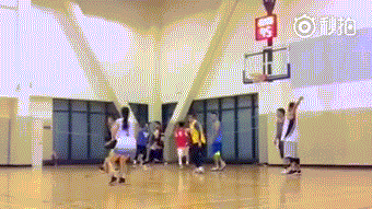 篮球场上的甜辣精灵:台湾“洗菜”用精准三分球书写热血篇章 进球后的洗菜开心地握拳庆祝,马尾辫随着她的跳跃在阳光下欢快地摆动