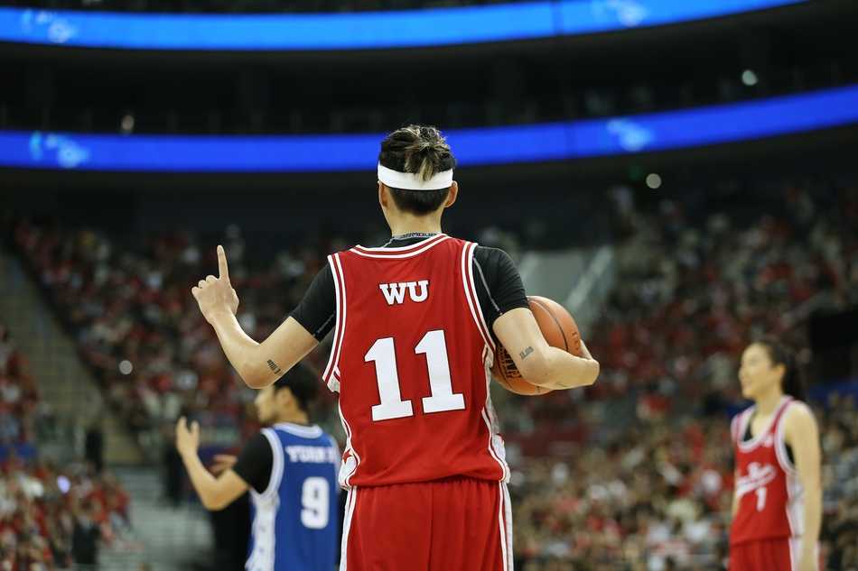 带发箍的吴亦凡在人群中高高跃起摘下篮板，这一刻他不再是明星艺人，而是球场上拼尽全力的十一号球员