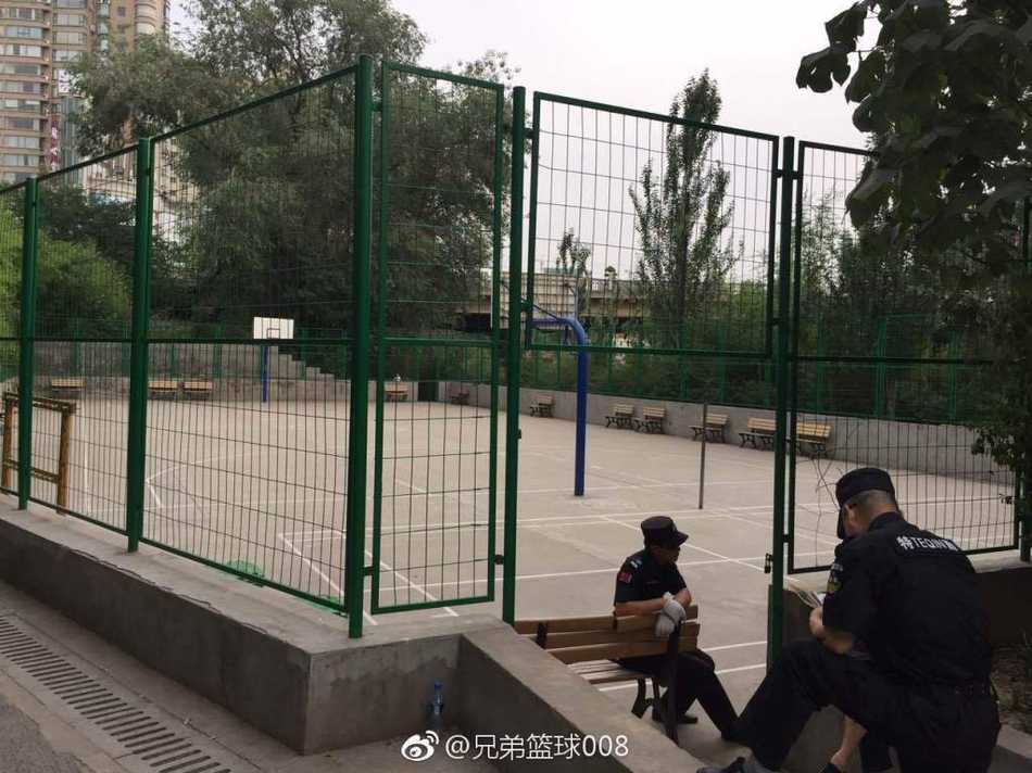 画面中这位满头银发的大爷曾是球场上的主力舞者，此刻他指着脚下的新场地，神情严肃地向公园工作人员表达着不满，似乎在诉说地面不平给这群平均年龄六十岁以上的舞友带来的困扰与不安。