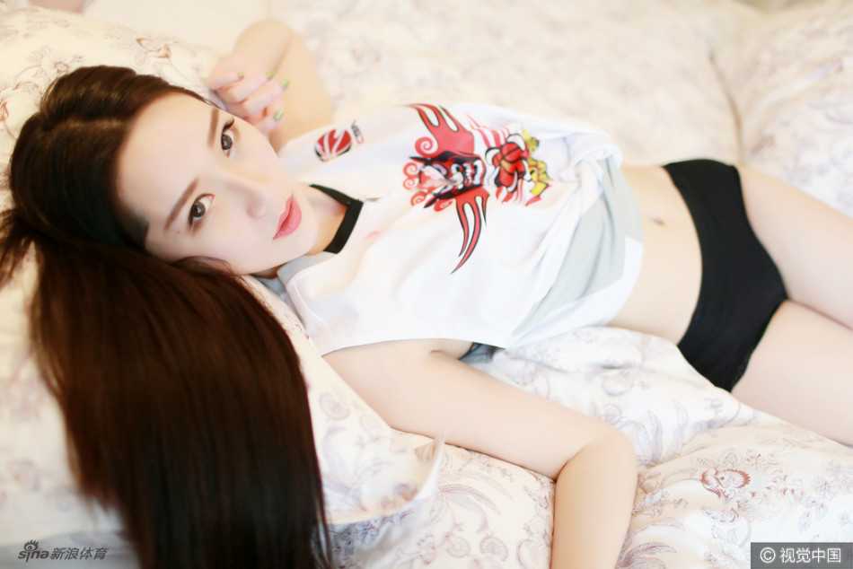 篮球女神助威丁彦雨航,山东男篮霸气斩获三连胜 篮球宝贝近距离特写,精致妆容搭配迷人微笑,仿佛在私房写真中展现出赛场外不一样的柔美与性感