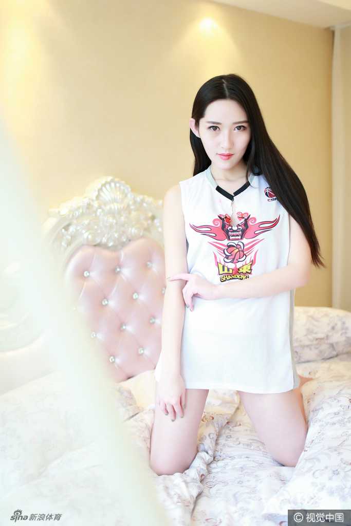 篮球女神助威丁彦雨航,山东男篮霸气斩获三连胜 侧身凝视镜头的篮球宝贝,紧身衣勾勒出健美曲线,她正静静等待为丁彦雨航的下一个高光时刻送上欢呼