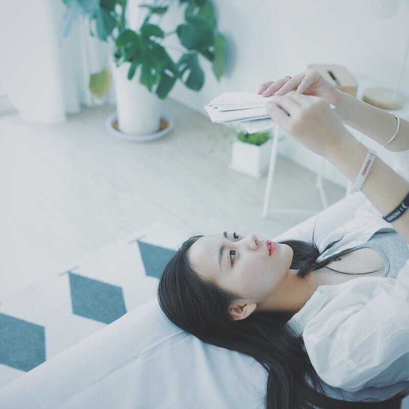 篮球女神孙夕雨:因詹姆斯而炽热,她的青春在球场上飞扬 孙夕雨站在黄昏的篮球架下,单手托腮,眼神温柔而坚定,球衣上的号码在柔光中格外显眼。