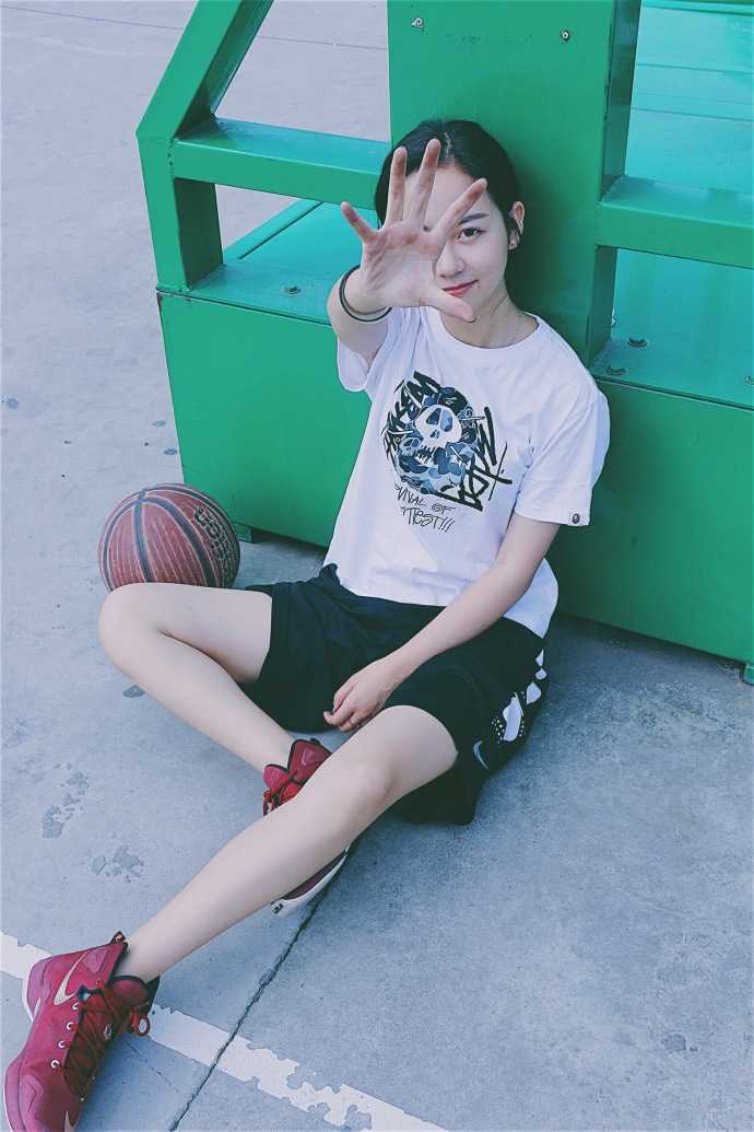篮球女神孙夕雨:因詹姆斯而炽热,她的青春在球场上飞扬 孙夕雨身着白色骑士队T恤,双手叉腰站在街头篮球场边,阳光洒在她身上,甜美的气质中透着一股不服输的劲头。