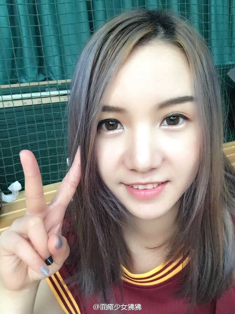 篮球女神徐蓓佩:用热爱打破偏见,颜值与实力并存的球场精灵 徐蓓佩抱着篮球看向镜头,表情中带着一丝俏皮和羞涩,完美诠释了她“可爱又逗逼”的私下模样。