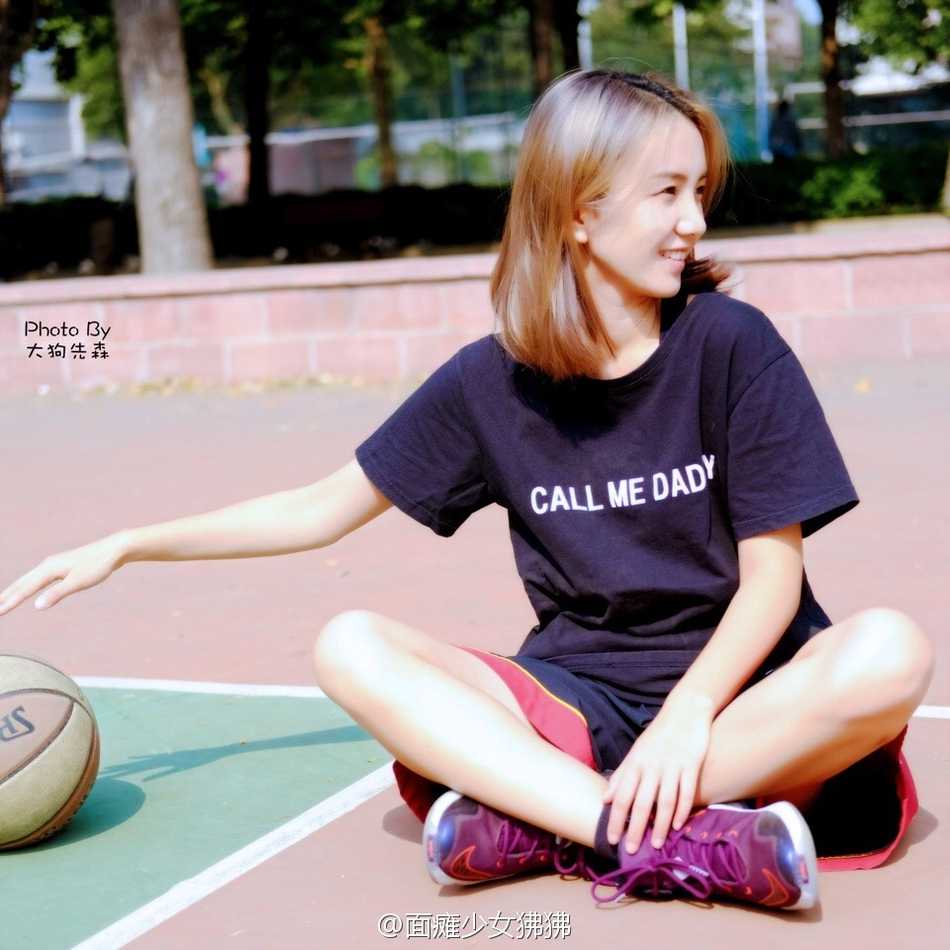 篮球女神徐蓓佩:用热爱打破偏见,颜值与实力并存的球场精灵 身穿粉色球衣的徐蓓佩在场上持球突破,灵动的身姿和专注的眼神,展现了她作为篮球手的专业与敏捷。