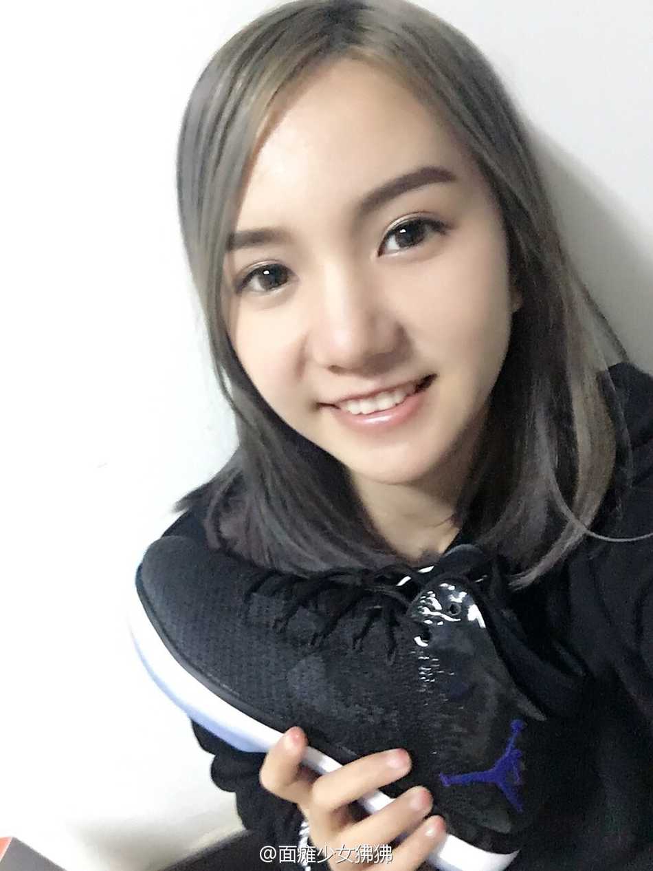 篮球女神徐蓓佩:用热爱打破偏见,颜值与实力并存的球场精灵 赛后,徐蓓佩与队友们在一起,脸上挂着轻松愉悦的笑容,这是属于团队和篮球的温馨时刻。