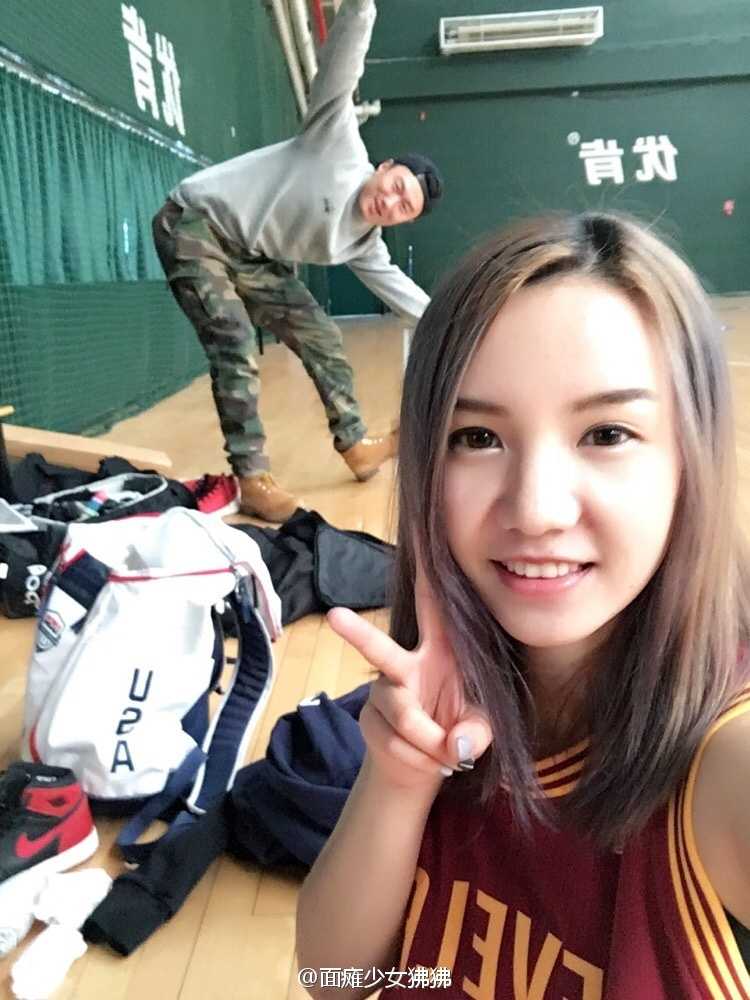 篮球女神徐蓓佩:用热爱打破偏见,颜值与实力并存的球场精灵 场边的徐蓓佩用手托着脸颊,静静地看着赛场,眼神中流露出对篮球的无限眷恋和若有所思的温柔。