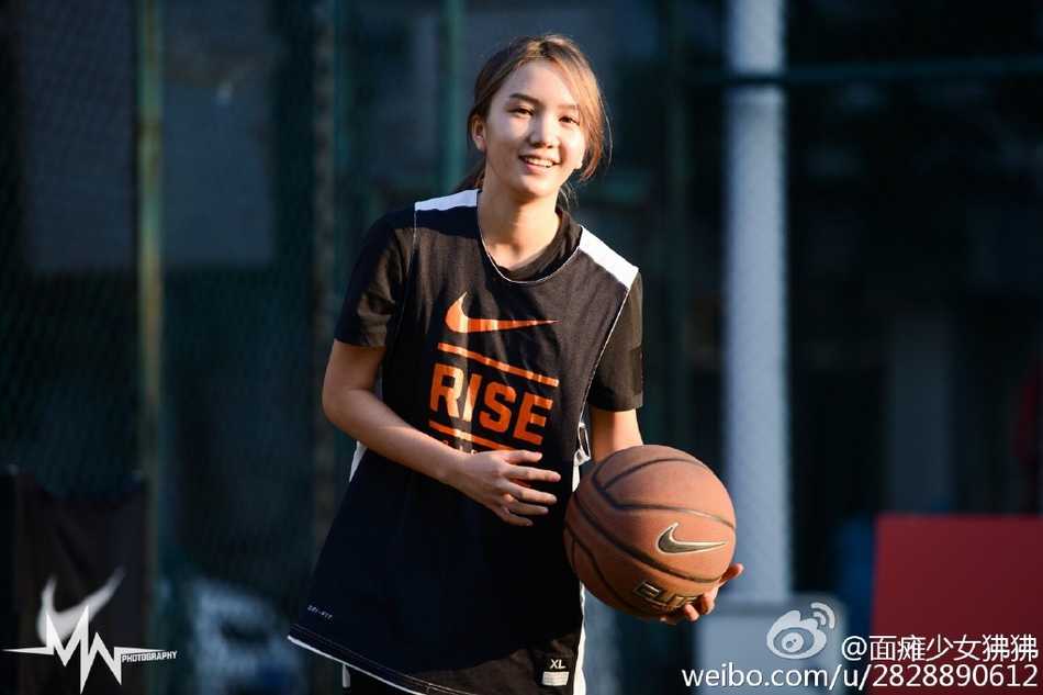 篮球女神徐蓓佩:用热爱打破偏见,颜值与实力并存的球场精灵 徐蓓佩在球场上露出灿烂的笑容,眼神里闪烁着对篮球纯粹的热爱,仿佛夏日的阳光都为之逊色。
