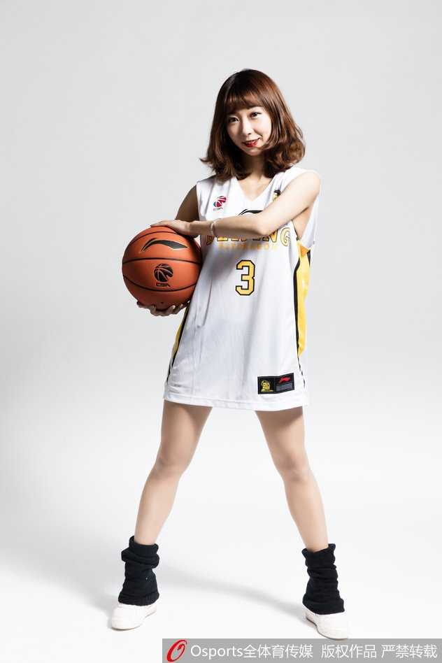 队员舒展身姿，彩带飞舞，用舞蹈语言为北控男篮打气。