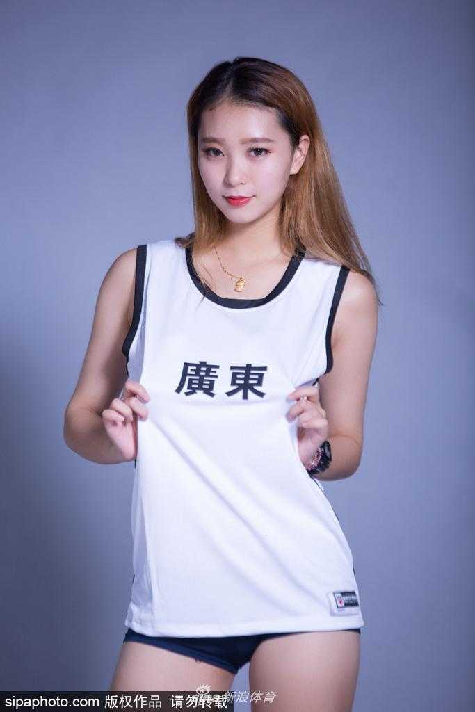 篮球宝贝倾情助威,广东男篮全运首战力克北京迎开门红 篮球宝贝手持助威花球,神情专注而坚定,她们是看台上最美丽的守护者。