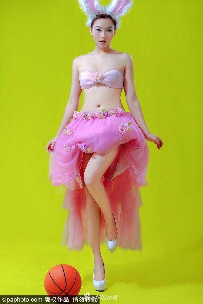篮球宝贝刘闻雯兔女郎造型甜辣出击 手托香腮大秀逆天美腿 刘闻雯蹲坐在地,手托香腮望向远方,标志性的兔女郎造型在赛场灯光下显得格外耀眼,修长的双腿自然舒展,宛如一幅动感的体育时尚大片。