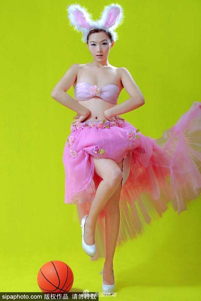 篮球宝贝刘闻雯兔女郎造型甜辣出击 手托香腮大秀逆天美腿 画面中的刘闻雯自信地直视镜头,兔女郎造型将她的活力与热情完全释放,身后的赛场仿佛成为了她的个人舞台,闪耀着属于运动宝贝的独特光芒。