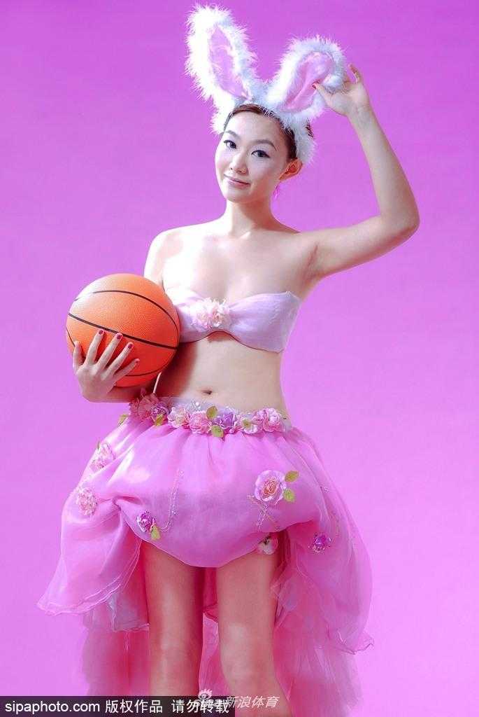 篮球宝贝刘闻雯兔女郎造型甜辣出击 手托香腮大秀逆天美腿 刘闻雯在镜头前放松一笑,整个画面充满了青春活力的气息,兔女郎的造型不仅没有显得浮夸,反而被她穿出了一种健康向上的运动美感。