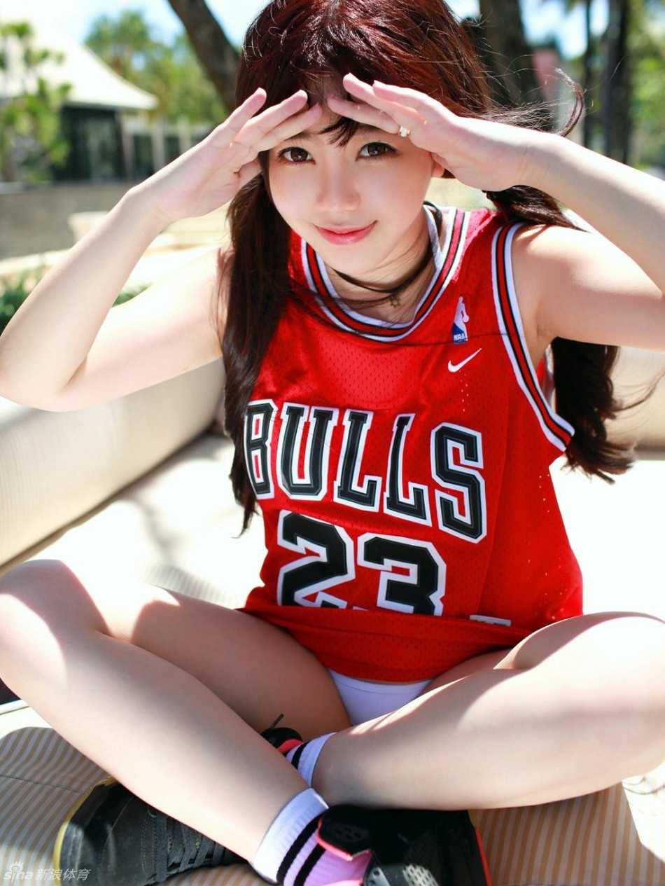 刘飞儿侧身凝视镜头，乔丹球衣下的曼妙曲线若隐若现，散发迷人魅力