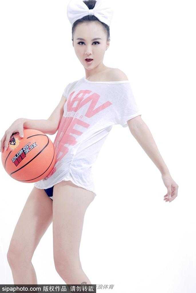 身着黑白条纹运动装的白莫菲，单膝跪地，姿态犹如即将上场的运动员，充满了蓄势待发的力量感与美感。