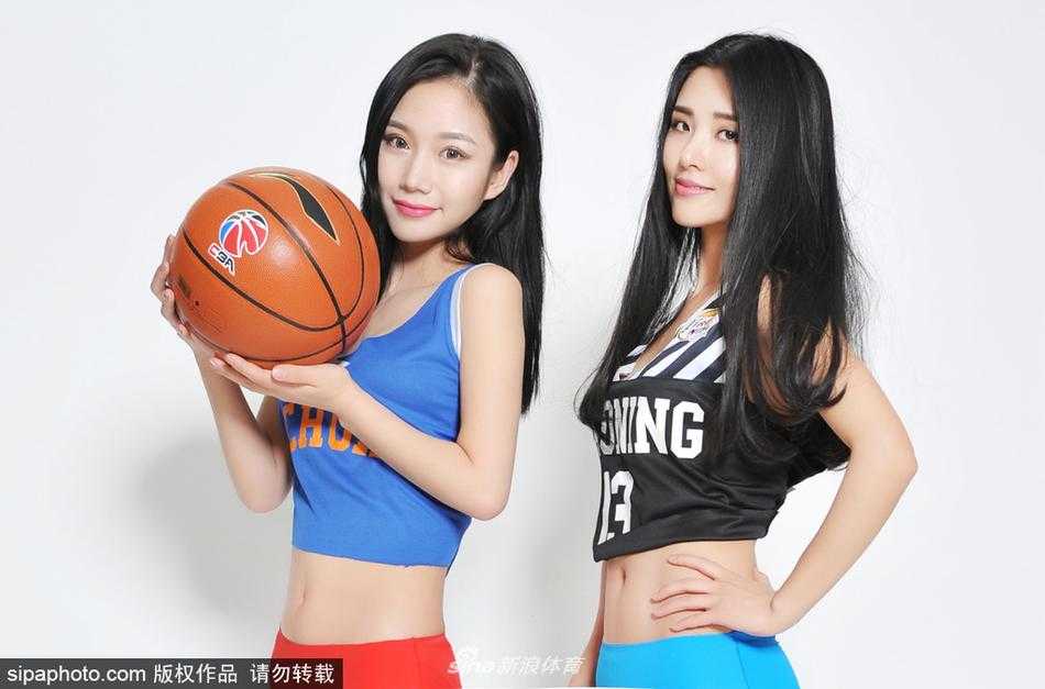 篮球宝贝复刻川辽宿敌之争 活力四射诠释另类对决 画面中的篮球宝贝单手轻拉身边同伴的球衣,两人面对镜头露出灿烂笑容,这个亲密的互动瞬间,巧妙化解了“对决”主题下的紧张感。