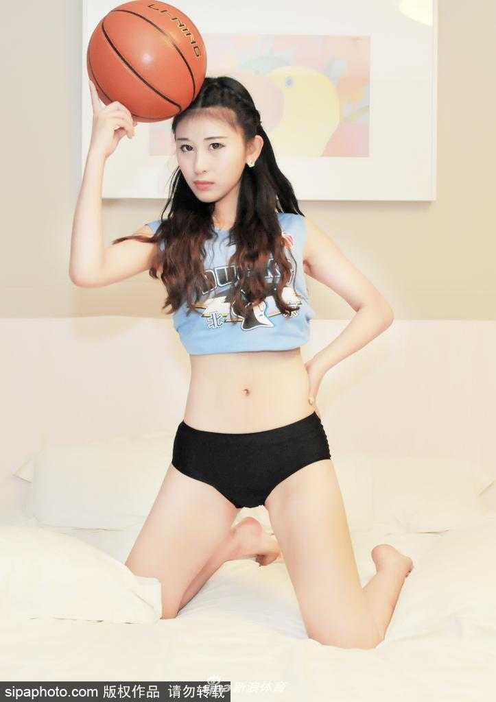 篮球宝贝娇俏出镜,寄语首钢新赛季王者归来 篮球宝贝在床边摆出俏皮的姿势,纤长的美腿和可爱的神态透露出属于年轻人的青春活力,仿佛在为首钢队注入元气