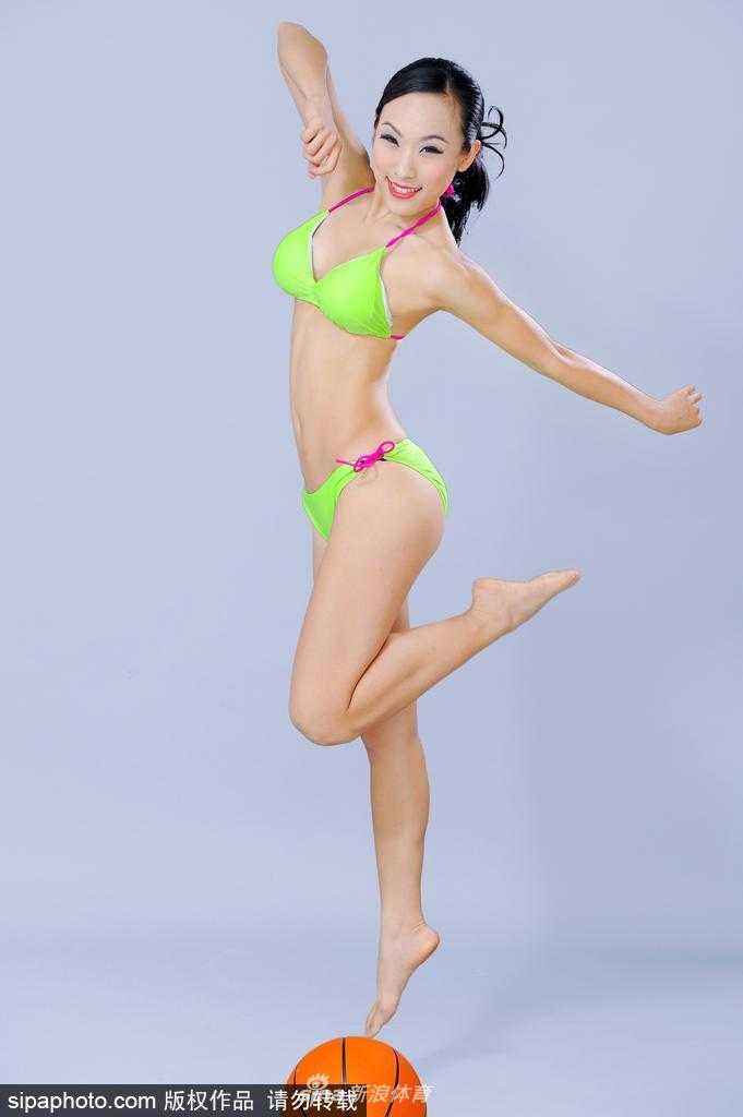 篮球宝贝孙峥夏日写真:清凉热舞点燃球场激情 篮球宝贝孙峥在夏日阳光下展露甜美笑容,她身穿亮黄色清凉助威服,活力四射,仿佛将整个夏天的热情都带到了球场。