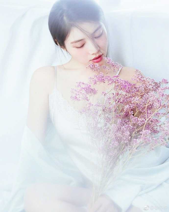 篮球宝贝徐冬冬光影蜕变从青涩写真到“大嫂”的自信宣言 徐冬冬以一套黑色时尚装扮出镜,举手投足间散发着强大自信,完美融合了力量与性感的美感。