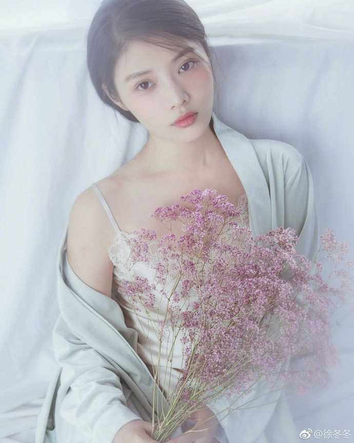 篮球宝贝徐冬冬光影蜕变从青涩写真到“大嫂”的自信宣言 特写镜头下,徐冬冬的五官精致立体,眼神深邃而富有故事感,肌肤在光影下显得格外健康莹润。