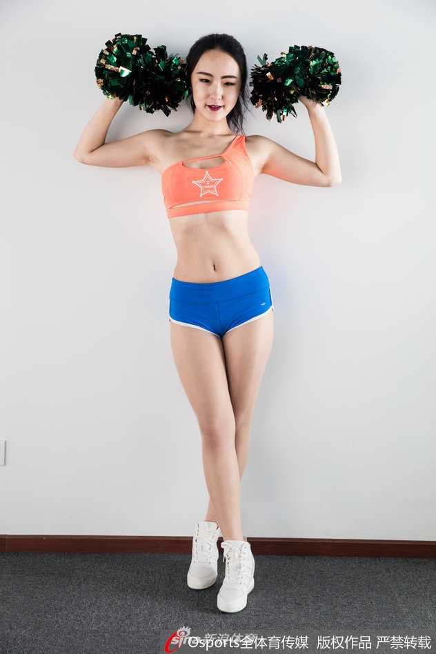 篮球宝贝怀抱篮球定格力与美 赛场下的汗水与热爱 光影交错下,XTM啦啦队队员秀发轻扬,她怀中的篮球仿佛也有了温度,健美的身姿在静态画面中迸发出无限活力。