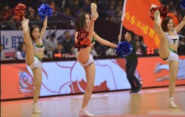 篮球宝贝惊艳一字马的背后,是你看不到的台下十年功 镜头拉远,整个篮球赛场尽收眼底,篮球宝贝们排列成一道优美的弧线,同时展示一字马,在巨大的场馆和热情的观众面前,她们娇小的身躯迸发出巨大的能量,成为赛场最靓丽的风景。