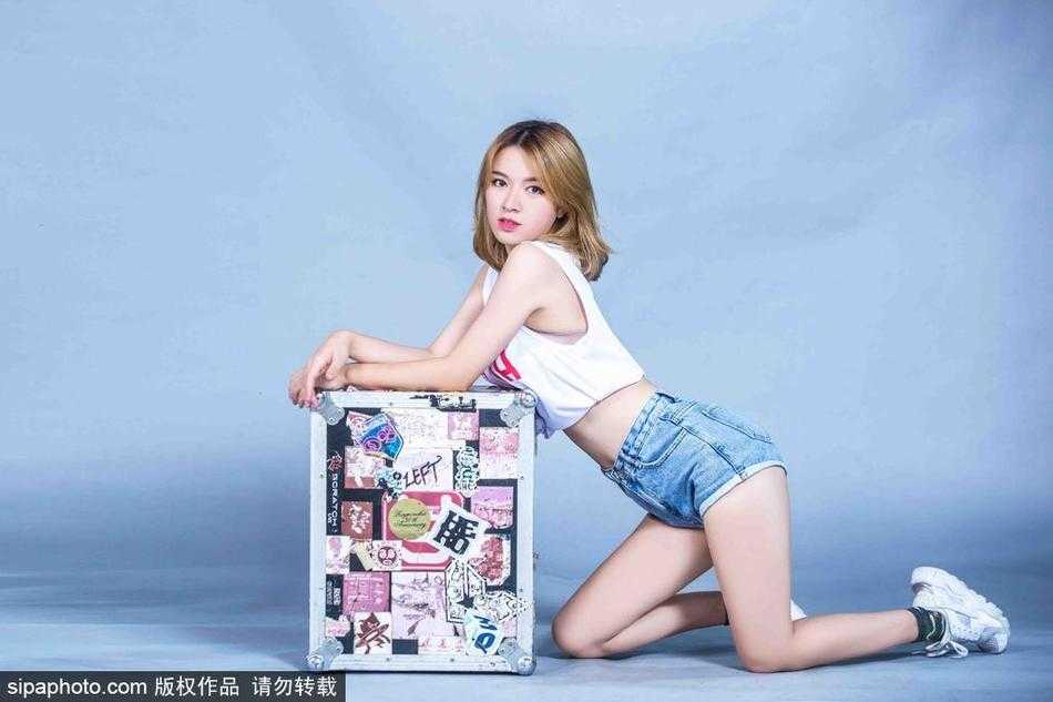 篮球宝贝演绎光影艺术,曼妙身姿与高超球技共舞 在训练场馆的背景下,篮球宝贝高高跃起做出投篮动作,身体在空中形成一道优美的弧线,仿佛时间在这一刻静止,只留下最纯粹的动感与激情。