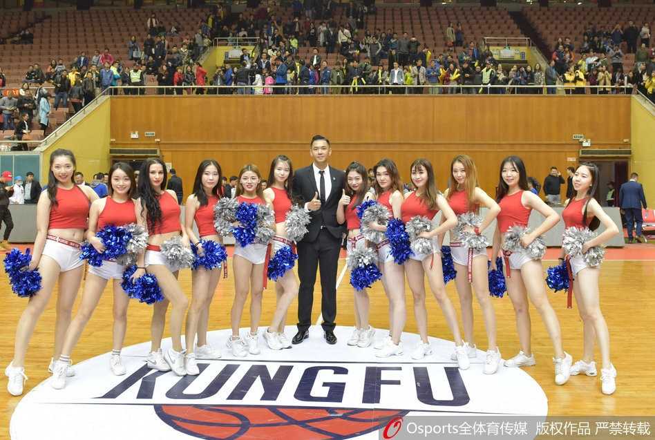 篮球宝贝点燃ABL赛场 热舞助兴引爆东南亚篮球激情 篮球宝贝们身着金色闪亮队服,在赛场中央整齐排开,随着动感音乐的节拍跃动,她们充满力量的舞姿瞬间点燃了全场观众的激情。