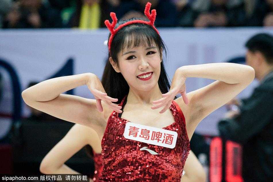 篮球宝贝热舞点燃CBA赛场 汗水与激情共舞 身穿红白相间活力队服的篮球宝贝,在赛场中央随着强劲节拍尽情舞动,高扎的马尾辫甩出青春弧度,笑容比场馆灯光更璀璨。