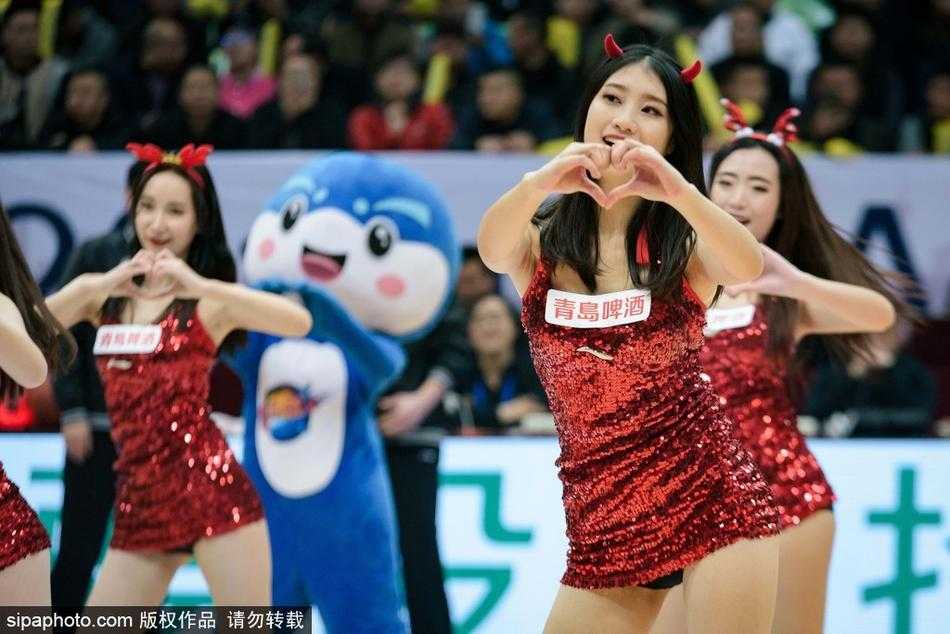 篮球宝贝热舞点燃CBA赛场 汗水与激情共舞 另一套黑色劲装造型凸显宝贝们酷飒的一面,动作利落干净,定点pose眼神坚定,展现出新时代篮球宝贝专业且多元的舞台表现力。