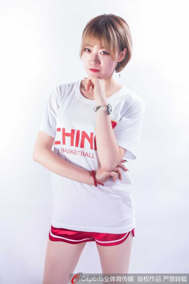 篮球宝贝燃动贝鲁特,见证中国男篮亚洲杯的青春风暴 篮球宝贝身穿白色中国队T恤,对着镜头露出甜美自信的微笑,活力四射