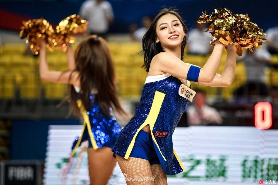 篮球宝贝燃动郴州:亚冠杯小组赛上的热力风景线 领舞的宝贝单膝点地,身后队友组成扇形,专注的神情配合利落手势,仿佛在引领全场观众一同呐喊助威。