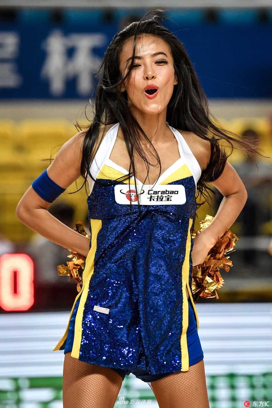 篮球宝贝燃动郴州:亚冠杯小组赛上的热力风景线 伴随劲爆节奏,宝贝们排成一列展现整齐划一的舞步,自信的笑容与动感身姿让紧张赛场瞬间轻松活跃。