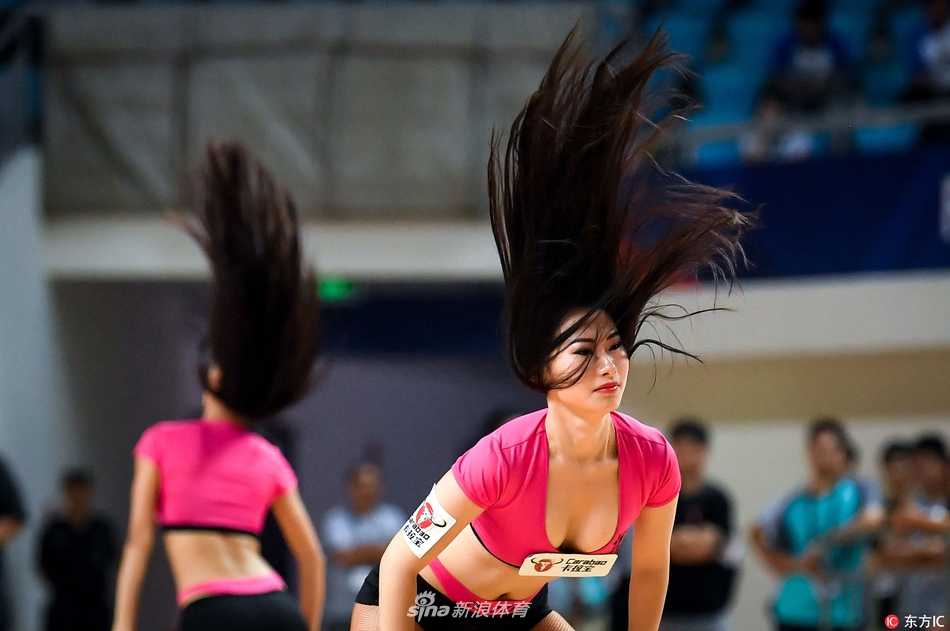 篮球宝贝燃动郴州:亚冠赛场上的青春热舞与激情绽放 表演结束,篮球宝贝们集体向观众致意。她们虽然气喘吁吁,但脸上的笑容比任何时候都灿烂。这一刻,她们是当之无愧的焦点,用热情与汗水,为自己的青春写下了最美的注脚。