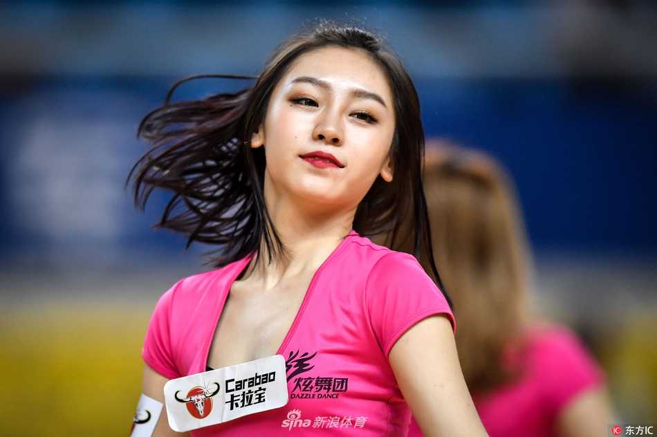 篮球宝贝燃动郴州:亚冠赛场上的青春热舞与激情绽放 特写镜头中,这位啦啦宝贝的笑容极具穿透力,仿佛能驱散一切疲惫。她手中的花球如同被施了魔法,在聚光灯下闪烁着迷人的光彩,与她眼中的星光交相辉映。