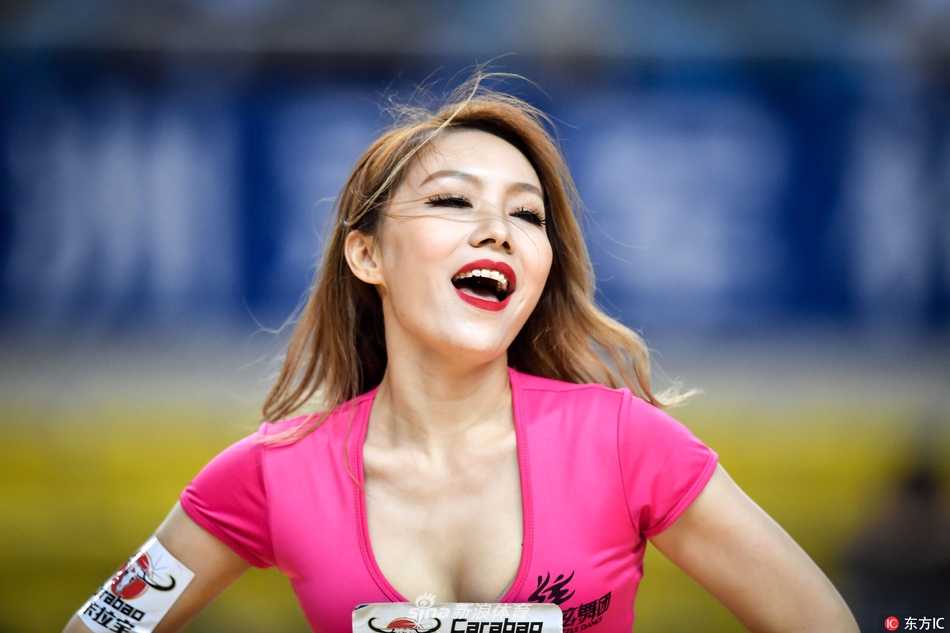 篮球宝贝燃动郴州:亚冠赛场上的青春热舞与激情绽放 镜头定格在一张青春无敌的脸庞上,汗水在灯光下闪闪发光。这位啦啦宝贝眼神专注而投入,嘴角上扬的弧度里,写满了对舞台的热爱与自信,她就是赛场边最美的精灵。