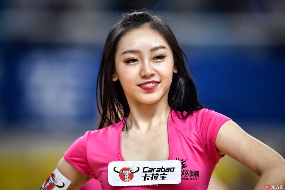 篮球宝贝燃动郴州:亚冠赛场上的青春热舞与激情绽放 灯光、音乐、欢呼,一切恰到好处。篮球宝贝们正在完成一个高难度的队形变换,她们配合得天衣无缝,如同一群翩翩起舞的彩蝶,将体育馆变成了一个巨大的派对现场。