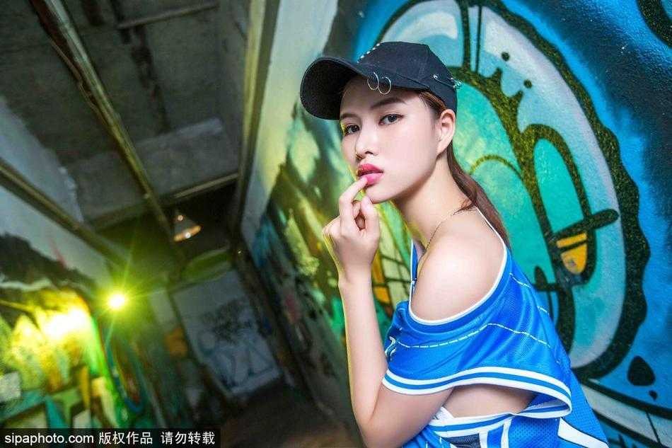 篮球宝贝燃情赛场 热舞助威展现力与美 只见这位篮球宝贝身姿挺拔,双手轻轻扯住球衣边缘,脸上洋溢着自信明媚的笑容,仿佛在与看台上的球迷进行着充满活力的互动。