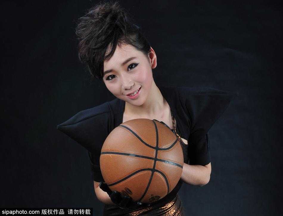 超时空少女手持发光圆环，眼神凝视前方，银色紧身衣包裹出完美腰臀比，背后是迷离的星际背景，冷艳又迷人。