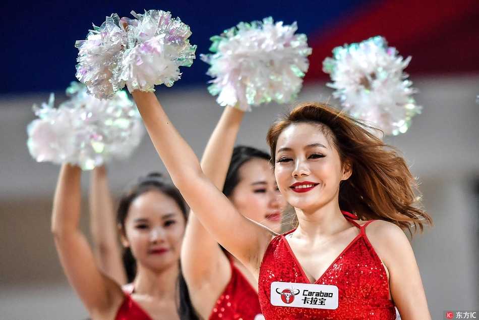 特写镜头捕捉到啦啦宝贝舞蹈中的动感瞬间，飞扬的发丝与充满力量感的肢体语言，仿佛让观者能穿透画面，听到现场劲爆的音乐和如雷的欢呼声。