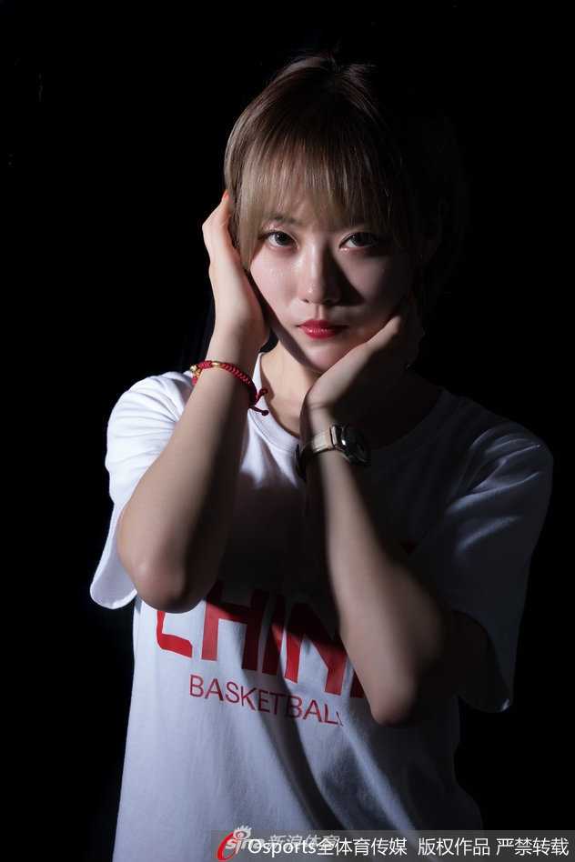 宝贝扎着利落的马尾，身着运动背心，露出结实的腹肌线条，手中的篮球仿佛被赋予生命，青春活力在此刻定格成永恒。
