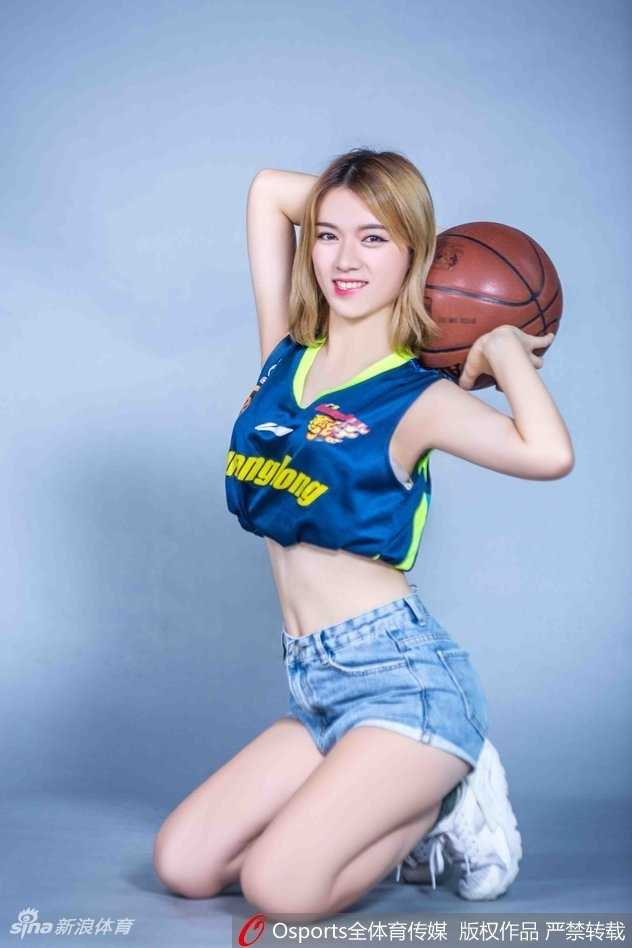 篮球宝贝身穿广东队球衣，回眸一笑，长发飘飘，尽显青春活力