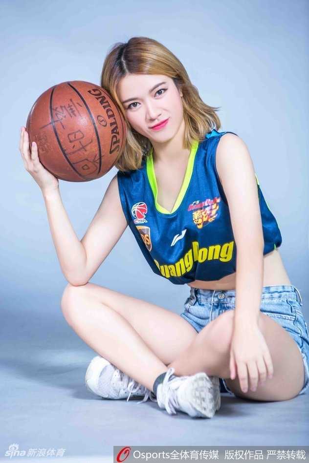 篮球宝贝双手叉腰，自信满满，球衣上的广东队标志格外醒目